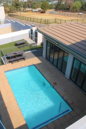 Central Modern 2 Bedroom Apartment Wifi Netflix